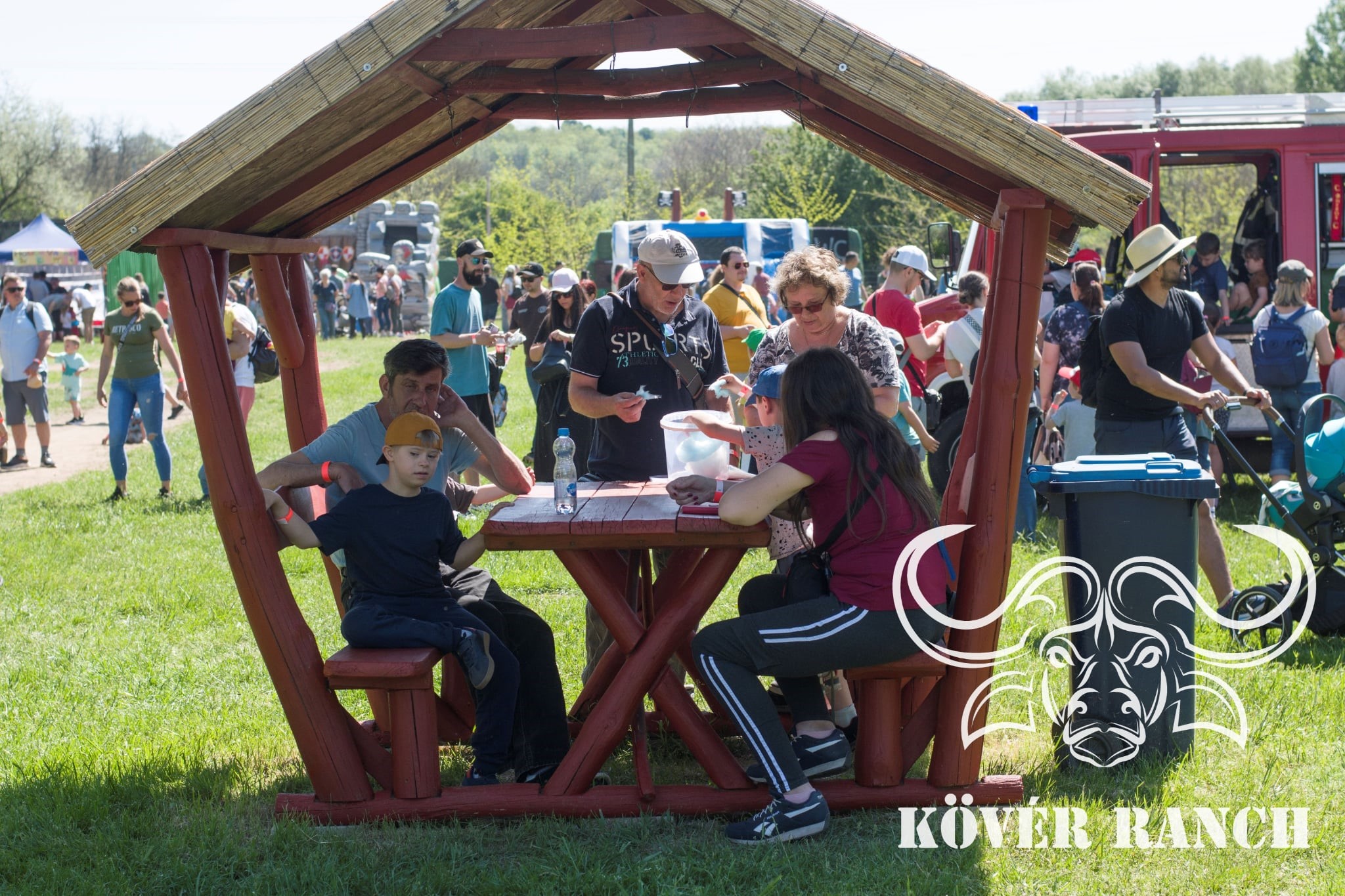 KÖVÉR RANCH-on készült, MAJÁLIS-i rendezvényen alatt, programokat, vendégeket, családokat, állatokat tartalmazó kép