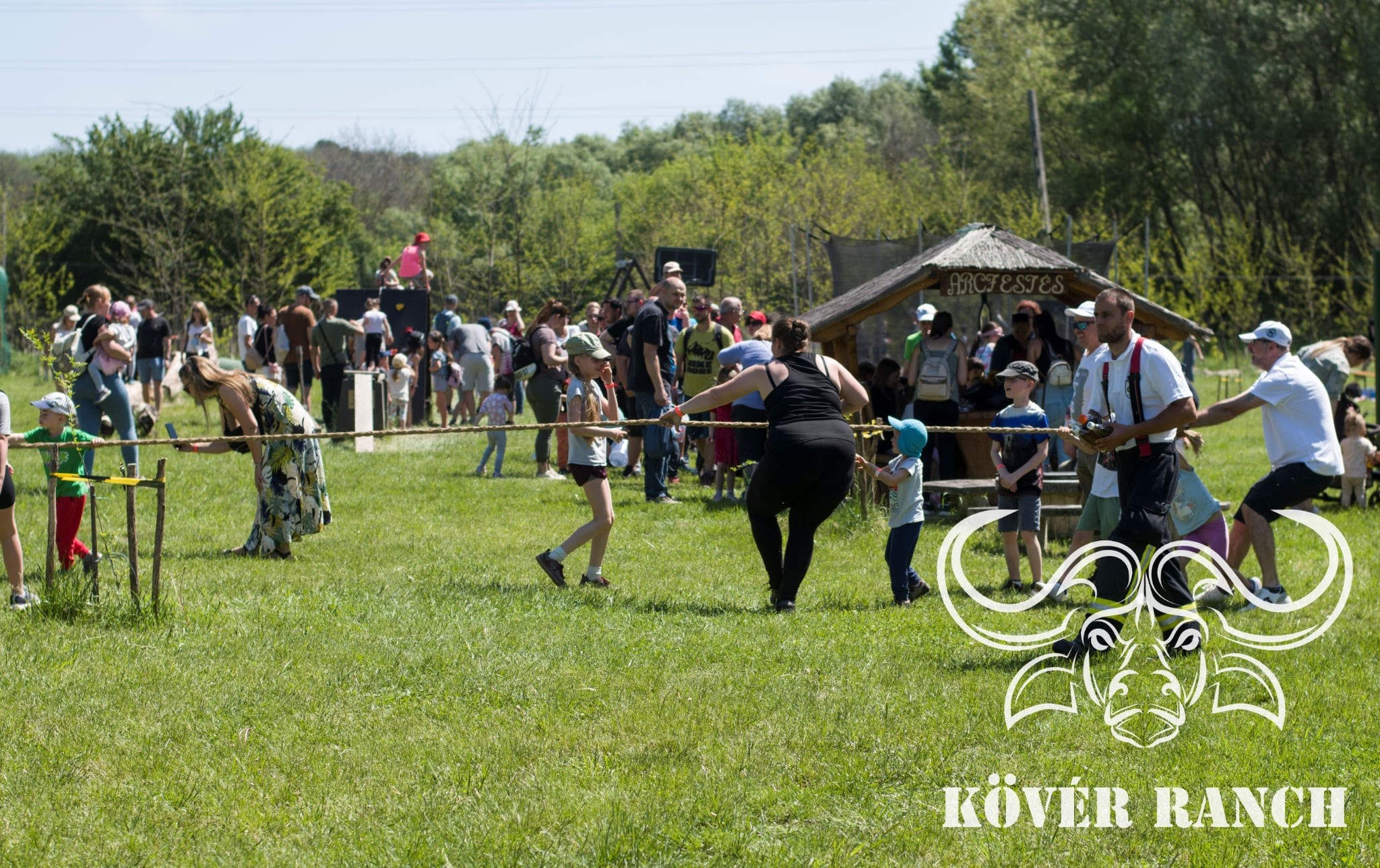 KÖVÉR RANCH-on készült, MAJÁLIS-i rendezvényen alatt, programokat, vendégeket, családokat, állatokat tartalmazó kép
