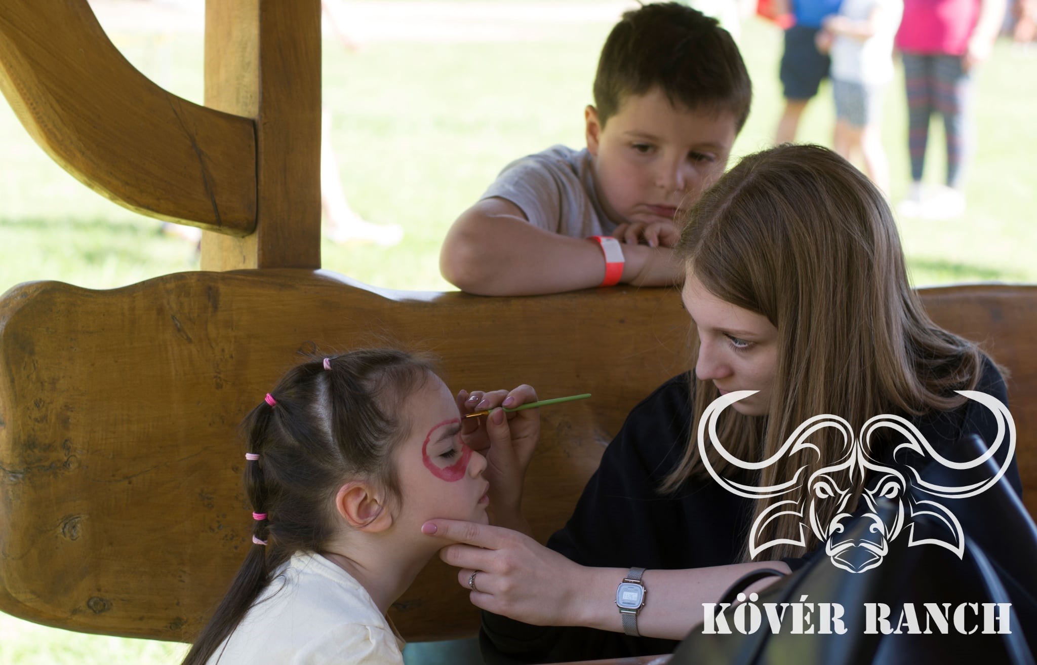 KÖVÉR RANCH-on készült, MAJÁLIS-i rendezvényen alatt, programokat, vendégeket, családokat, állatokat tartalmazó kép