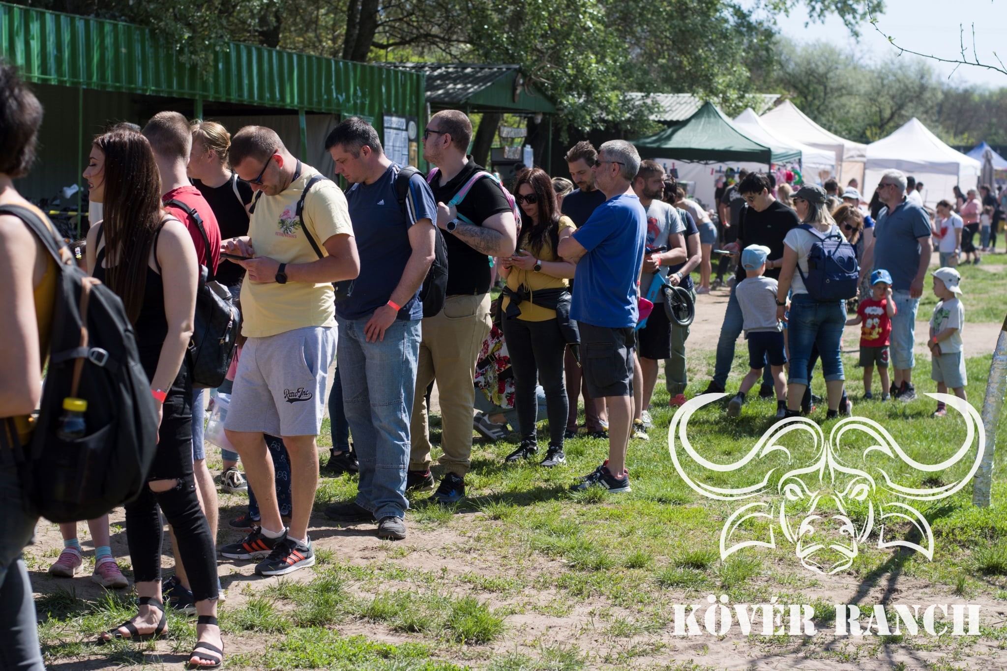 KÖVÉR RANCH-on készült, MAJÁLIS-i rendezvényen alatt, programokat, vendégeket, családokat, állatokat tartalmazó kép