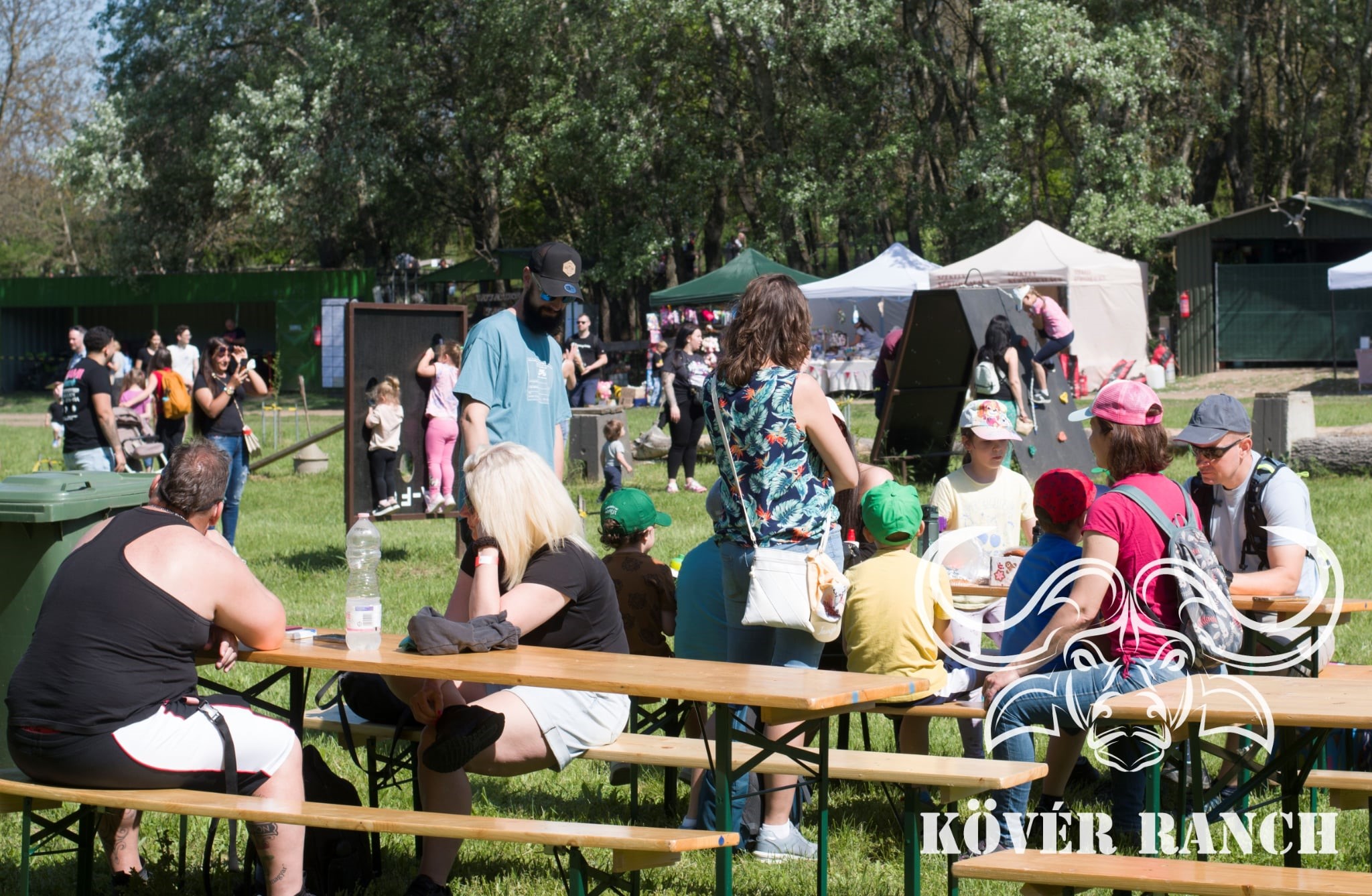 KÖVÉR RANCH-on készült, MAJÁLIS-i rendezvényen alatt, programokat, vendégeket, családokat, állatokat tartalmazó kép