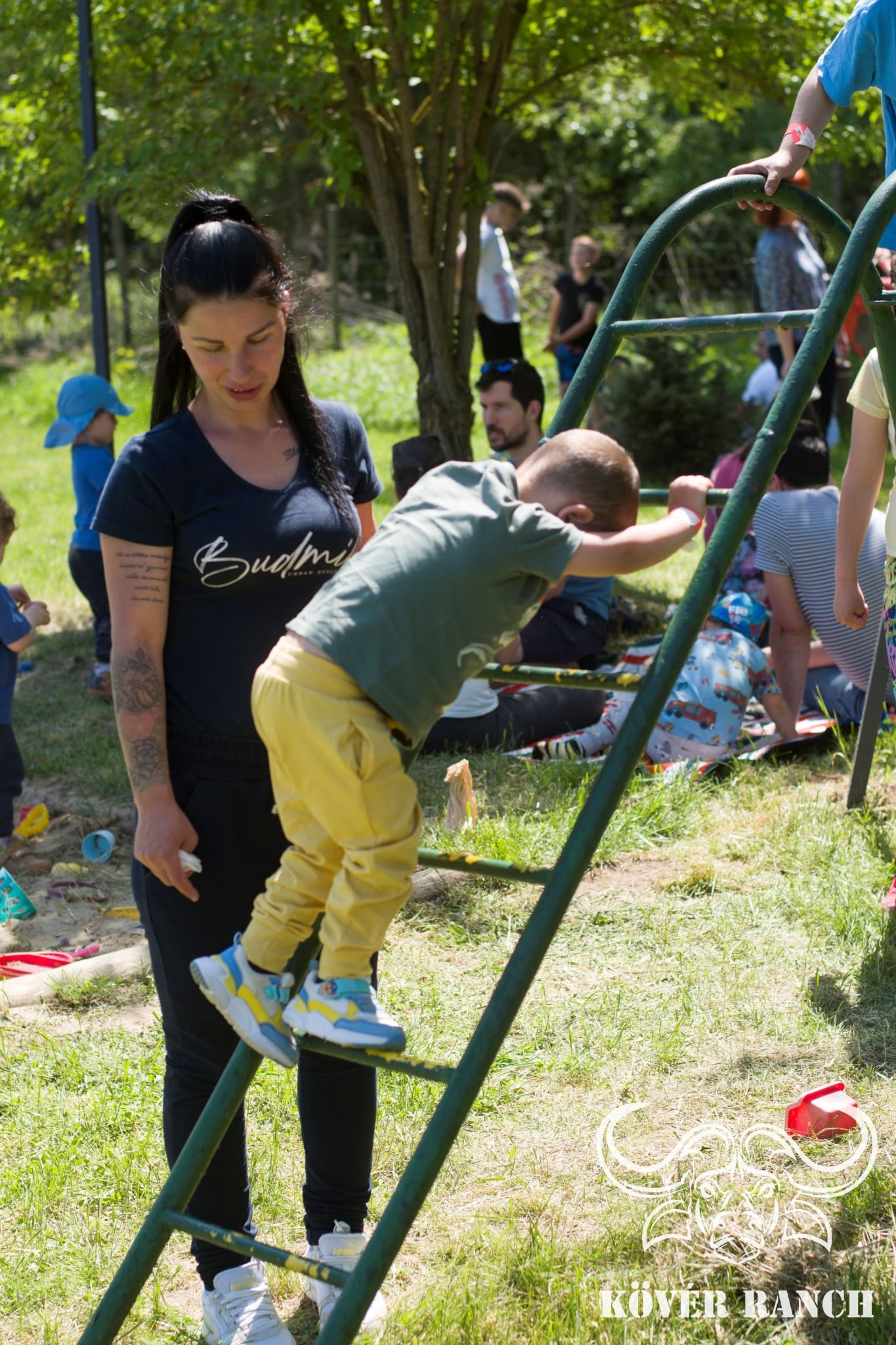 KÖVÉR RANCH-on készült, MAJÁLIS-i rendezvényen alatt, programokat, vendégeket, családokat, állatokat tartalmazó kép