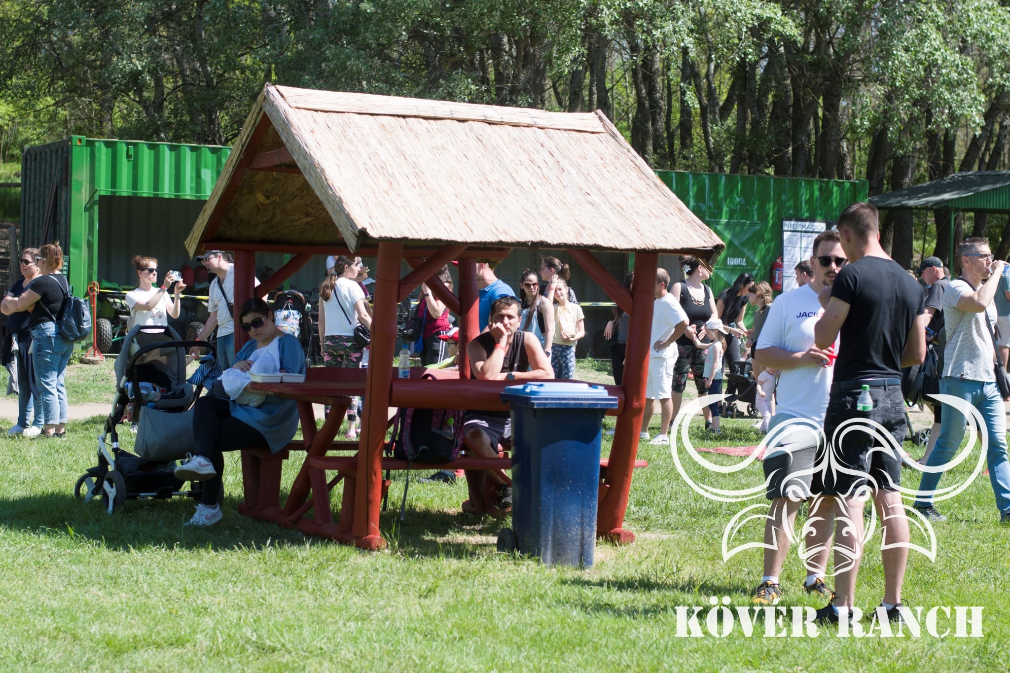 KÖVÉR RANCH-on készült, MAJÁLIS-i rendezvényen alatt, programokat, vendégeket, családokat, állatokat tartalmazó kép