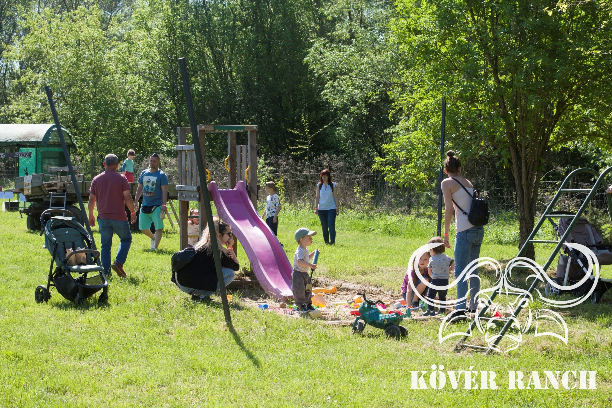 KÖVÉR RANCH-on készült, MAJÁLIS-i rendezvényen alatt, programokat, vendégeket, családokat, állatokat tartalmazó kép