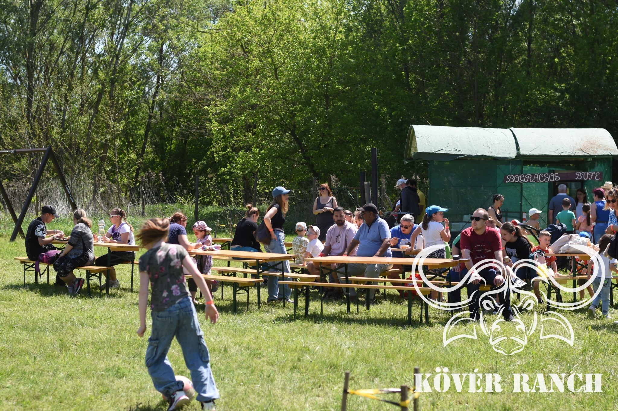 KÖVÉR RANCH-on készült a helyszínt és a programokat bemutató, vendégeket és állatokat tartalmazó kép