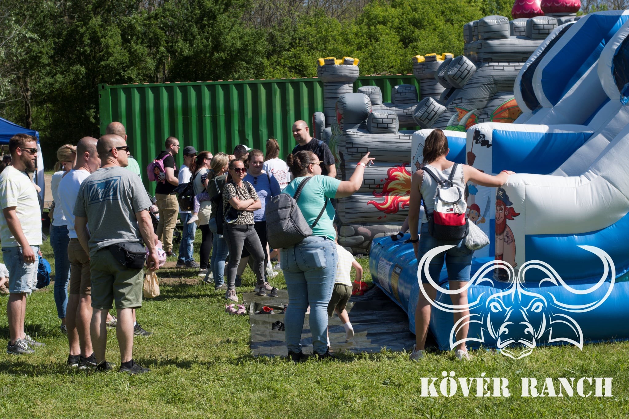 KÖVÉR RANCH-on készült, MAJÁLIS-i rendezvényen alatt, programokat, vendégeket, családokat, állatokat tartalmazó kép