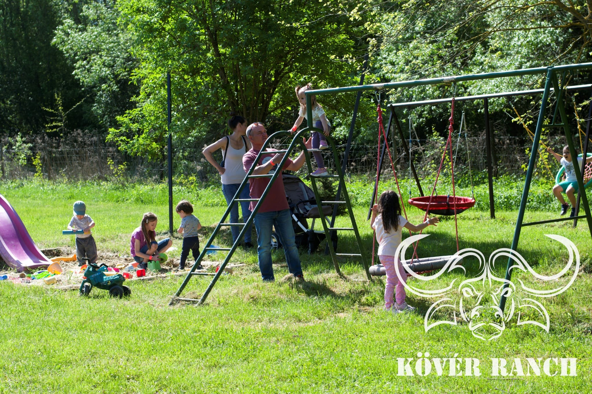 KÖVÉR RANCH-on készült a helyszínt és a programokat bemutató, vendégeket és állatokat tartalmazó kép
